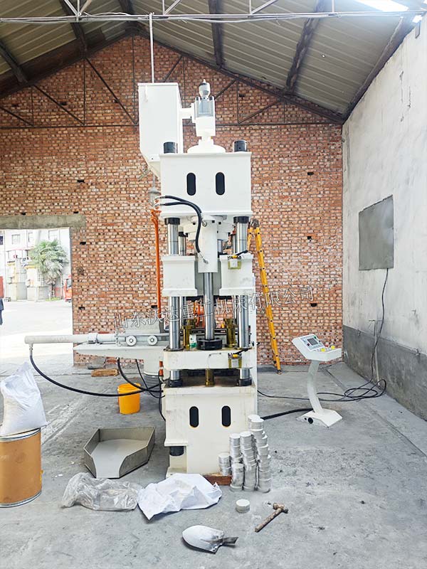 200吨铝粉压块机现场试机