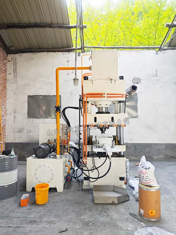 200吨粉末成型液压机现场