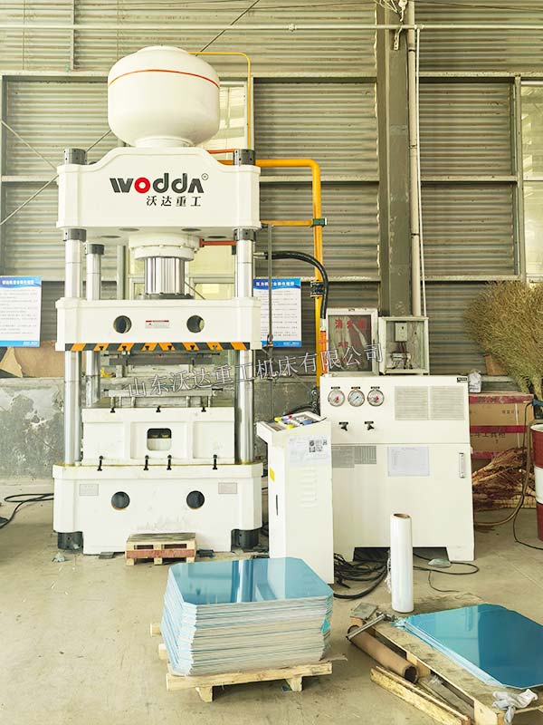 315吨不锈钢方盘成型液压机安装完成