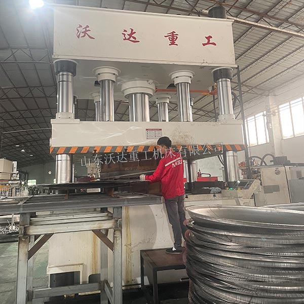 1000吨封头液压机现场