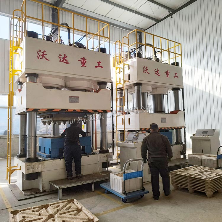 1600吨木屑托盘液压机现场