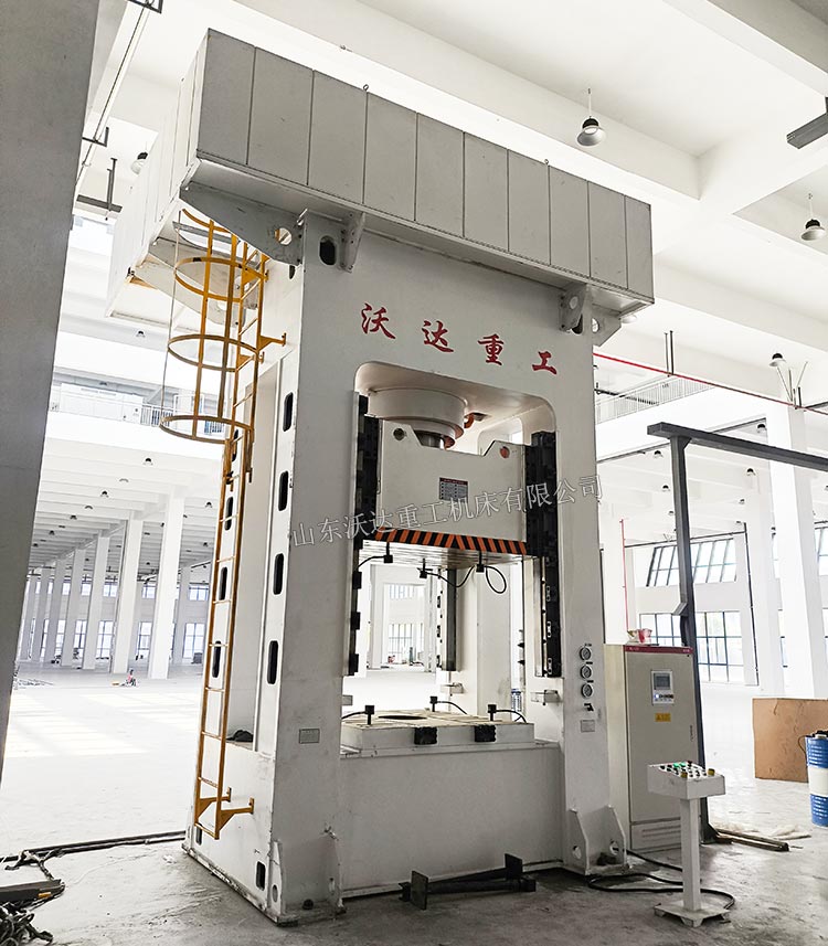 1000吨框架式液压机现场