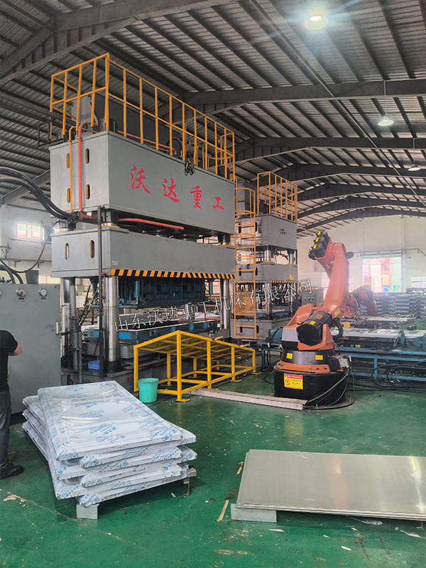 1500吨不锈钢水箱板液压机现场 1500吨不锈钢水箱板液压机现场