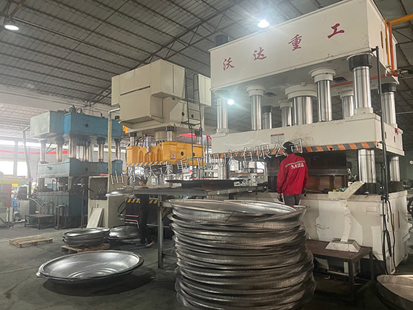 1000吨不锈钢封头拉伸液压机现场 1000吨不锈钢封头拉伸液压机现场